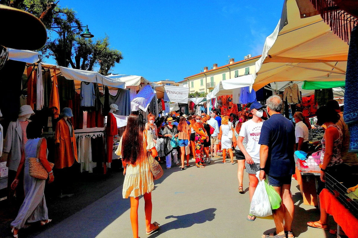 Banchi e visitatori al mercato di Forte dei Marmi in Piazza Marconi