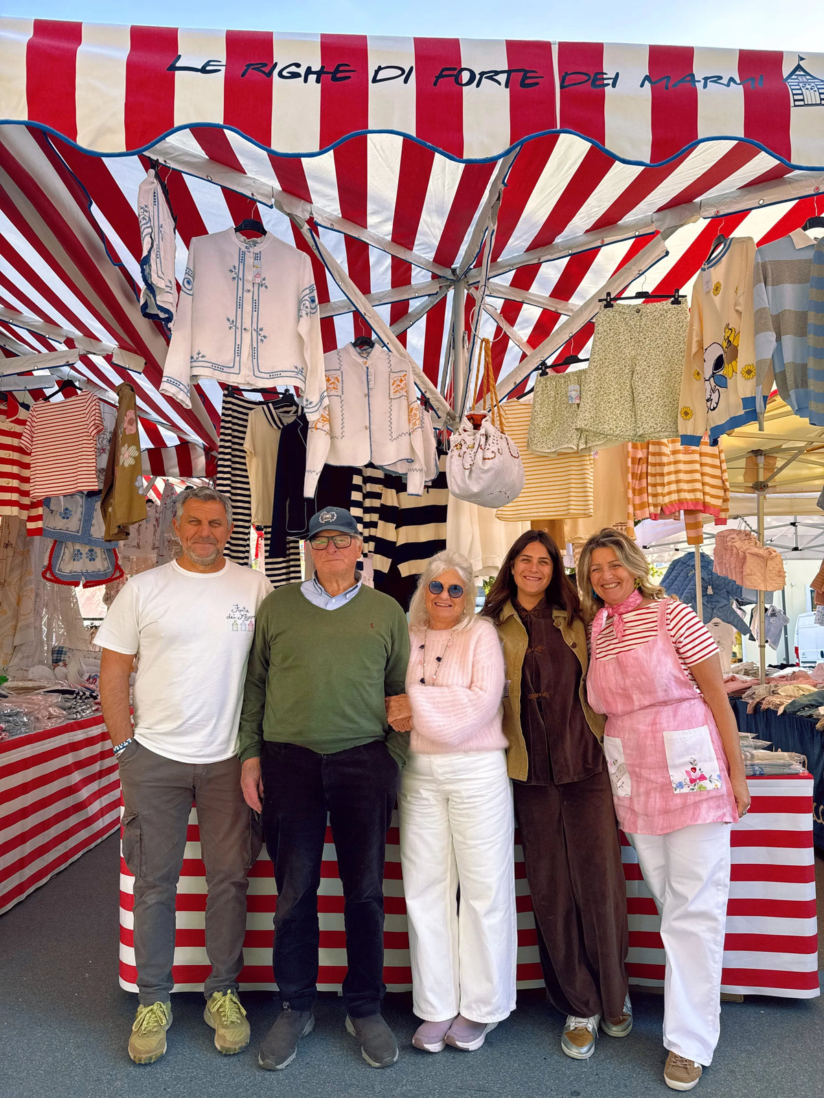 Il banco a righe al mercato di Forte dei Marmi