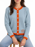 Cardigan con profili a contrasto azzurro/arancio — indossato, davanti