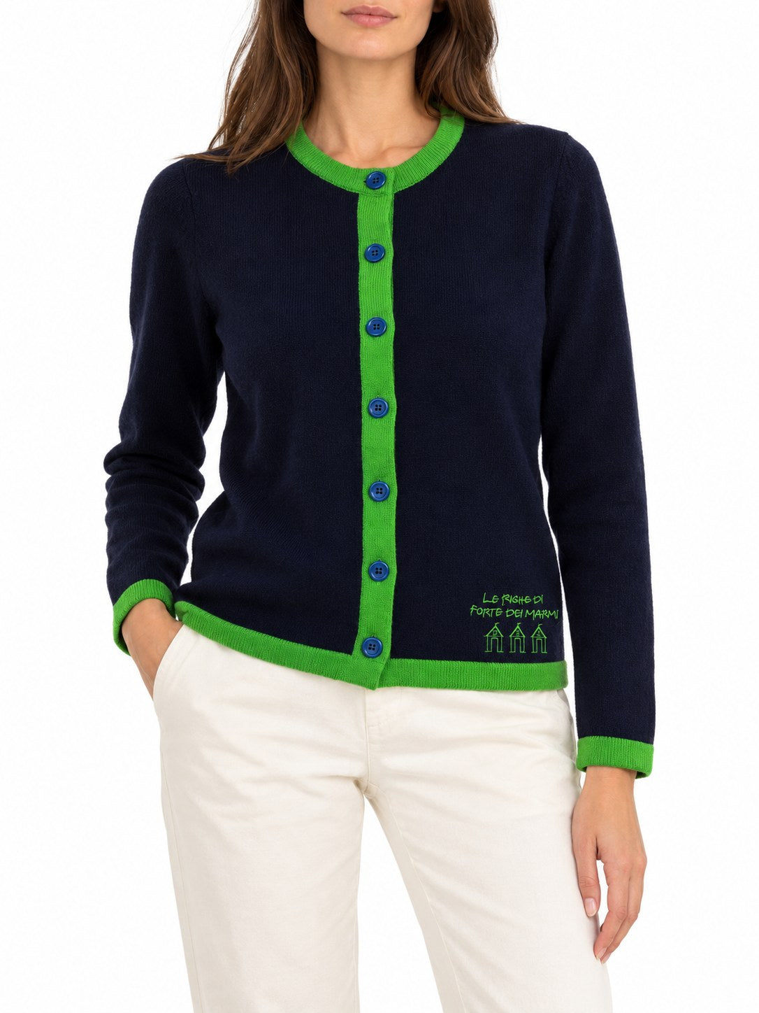 Cardigan con profili a contrasto blu navy/verde — indossato