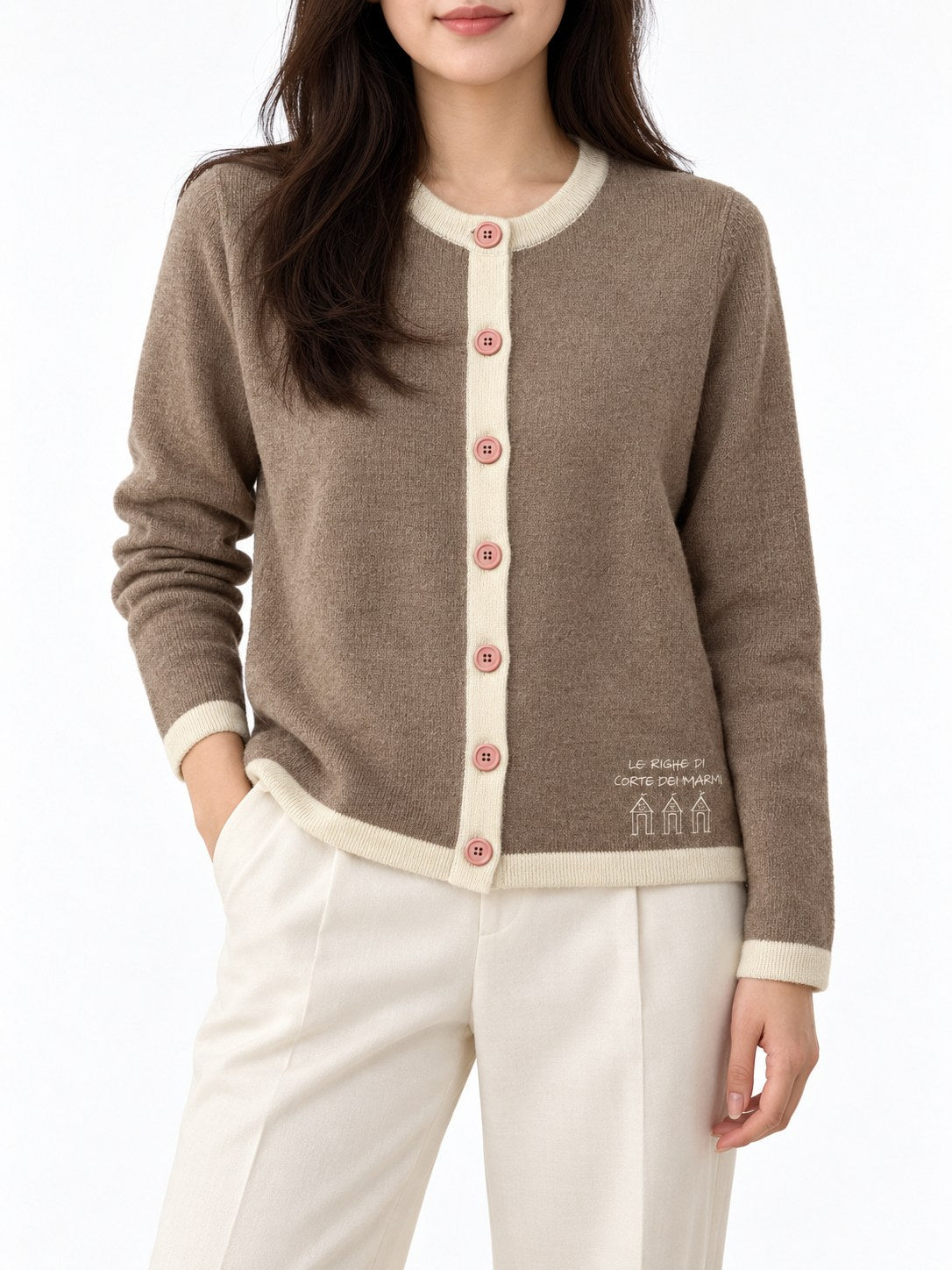 Cardigan con profili a contrasto marrone-tortora/panna — indossato, davanti
