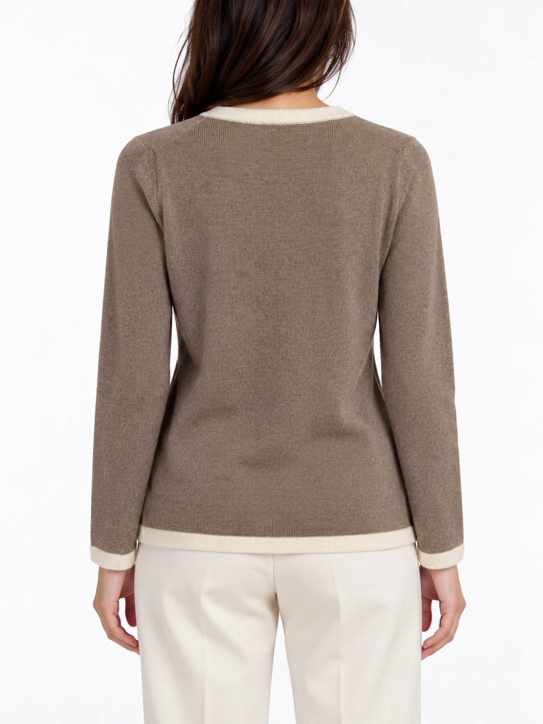 Cardigan con profili a contrasto marrone-tortora/panna — indossato, retro