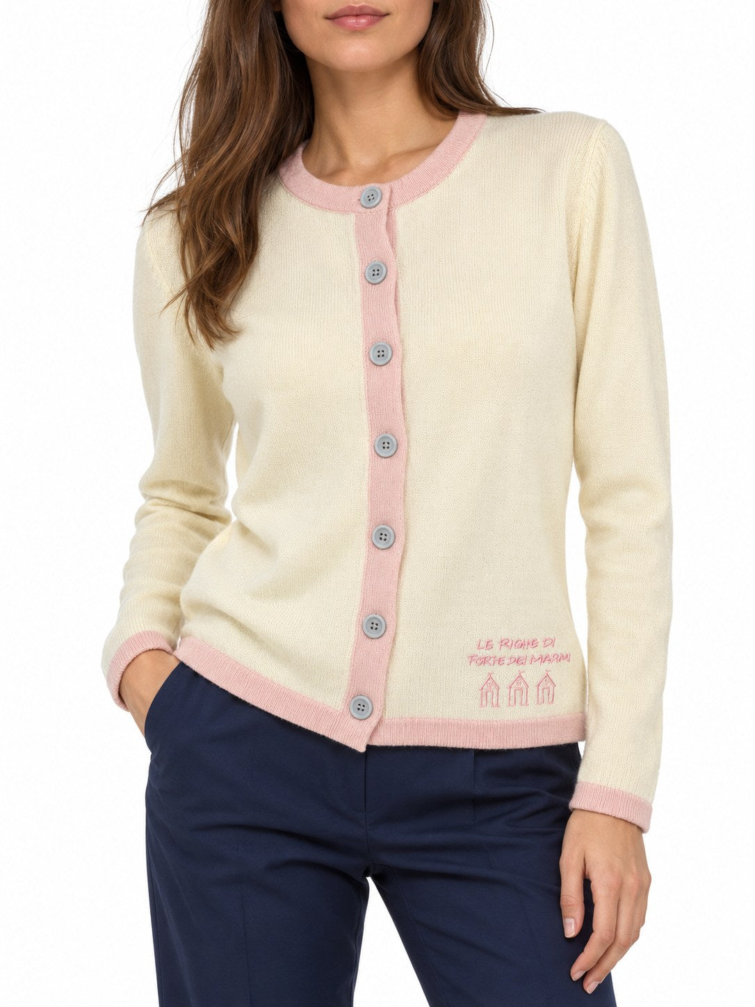 Cardigan con profili a contrasto panna/rosa — indossato