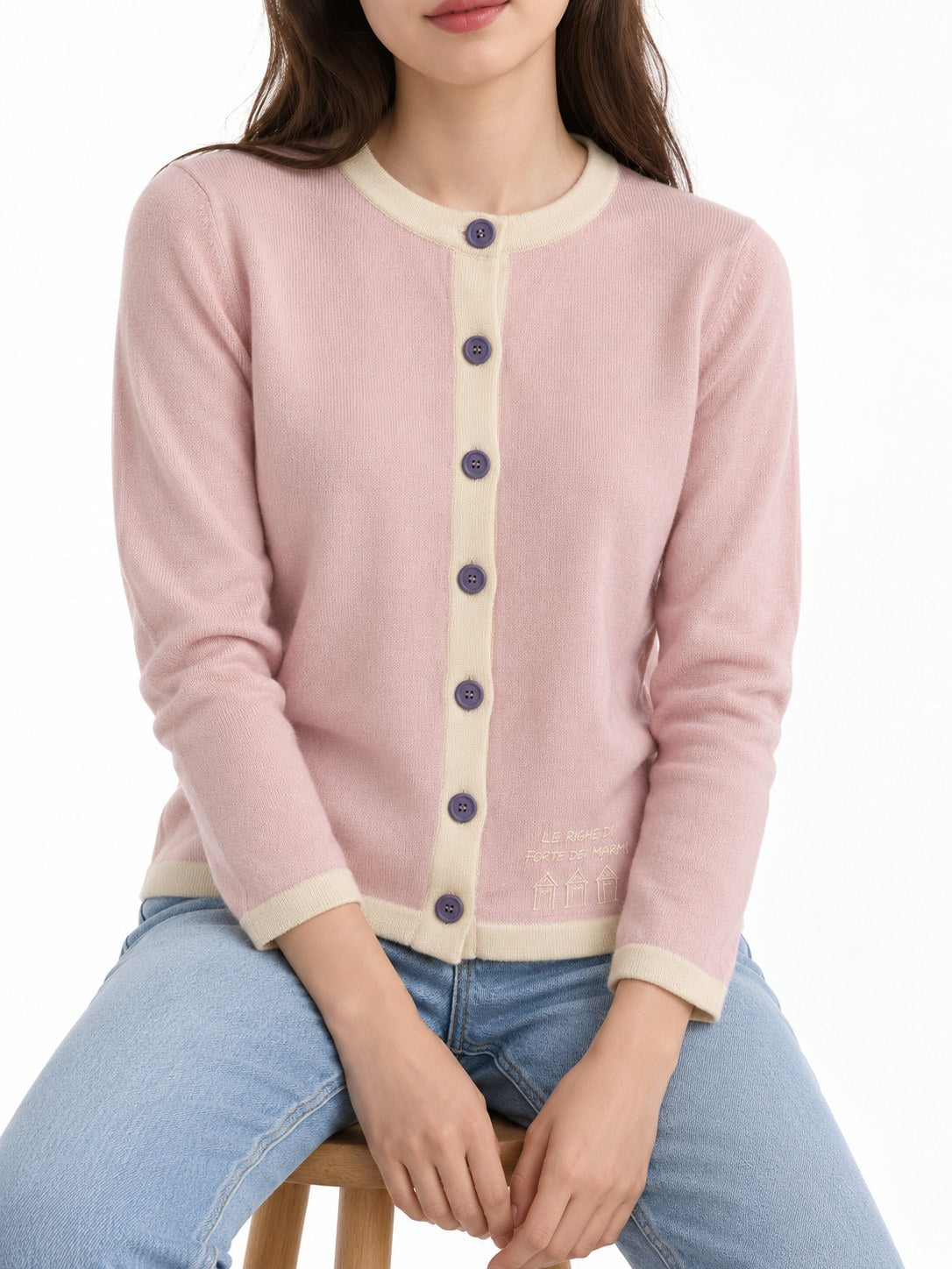 Cardigan con profili a contrasto rosa/panna — indossato, davanti
