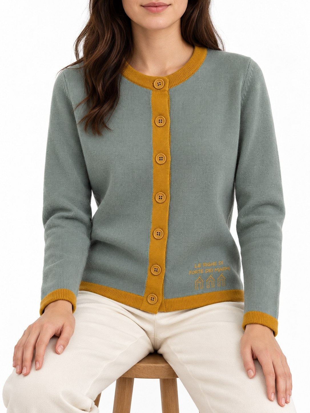 Cardigan con profili a contrasto verde salvia/senape — indossato, davanti