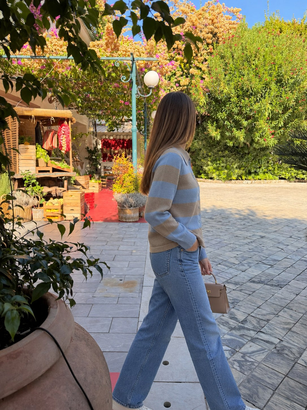 Cardigan Righe con colletto azzurro/tortora — foto ambientata