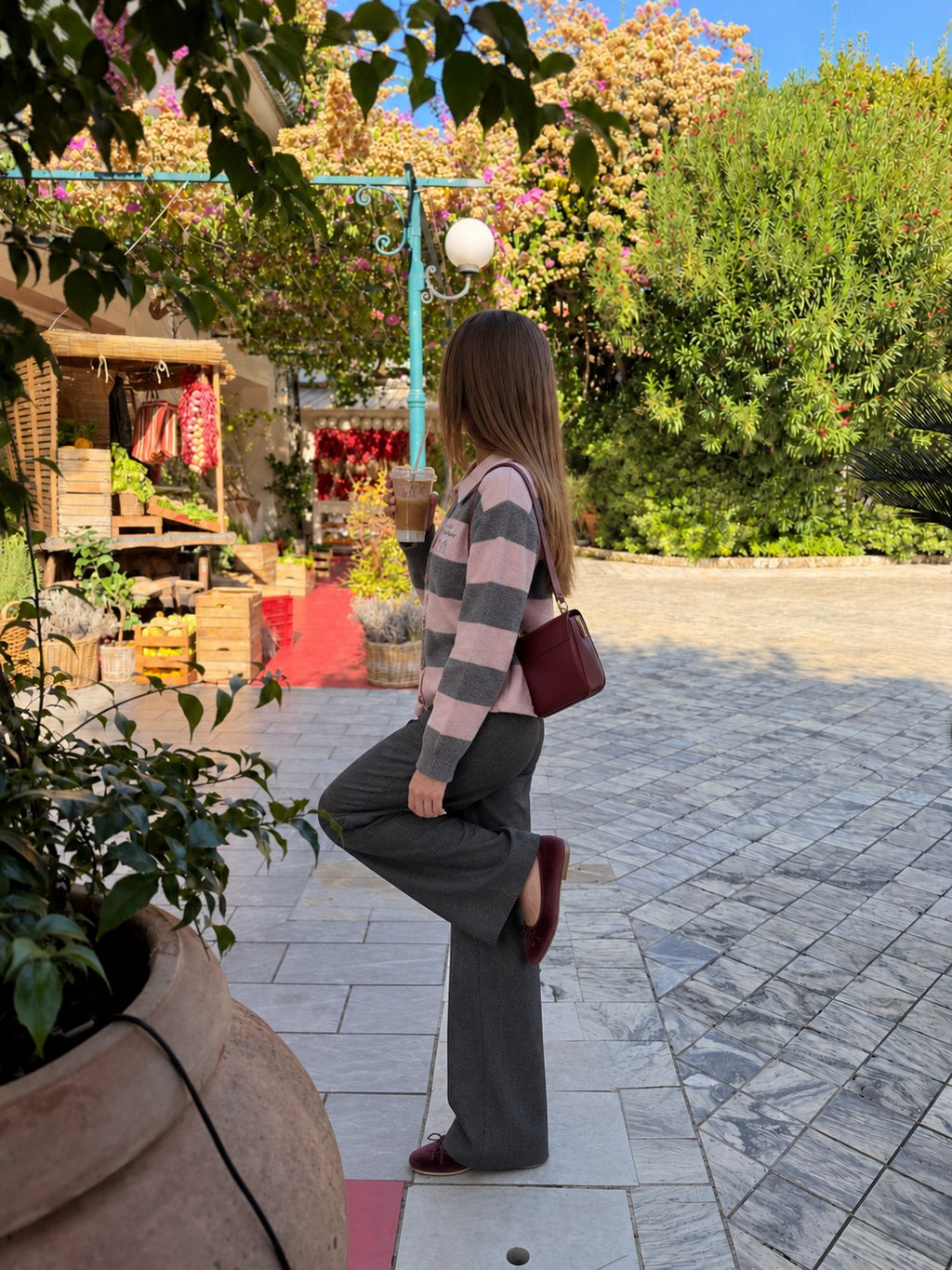 Cardigan Righe con colletto rosa/grigio — foto ambientata