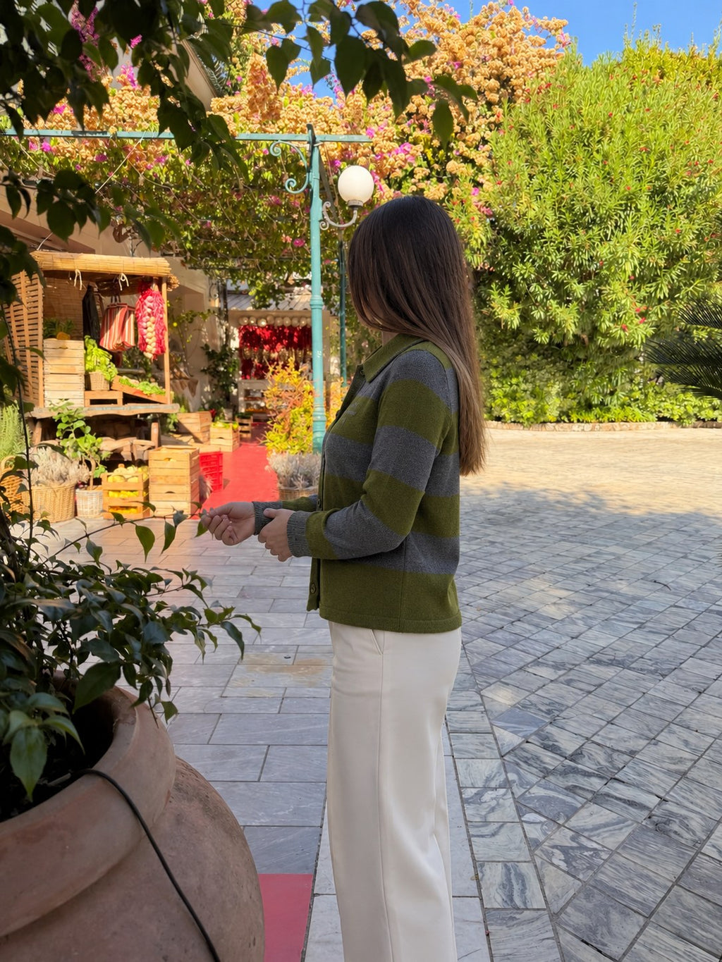 Cardigan Righe con colletto verde/grigio — foto ambientata