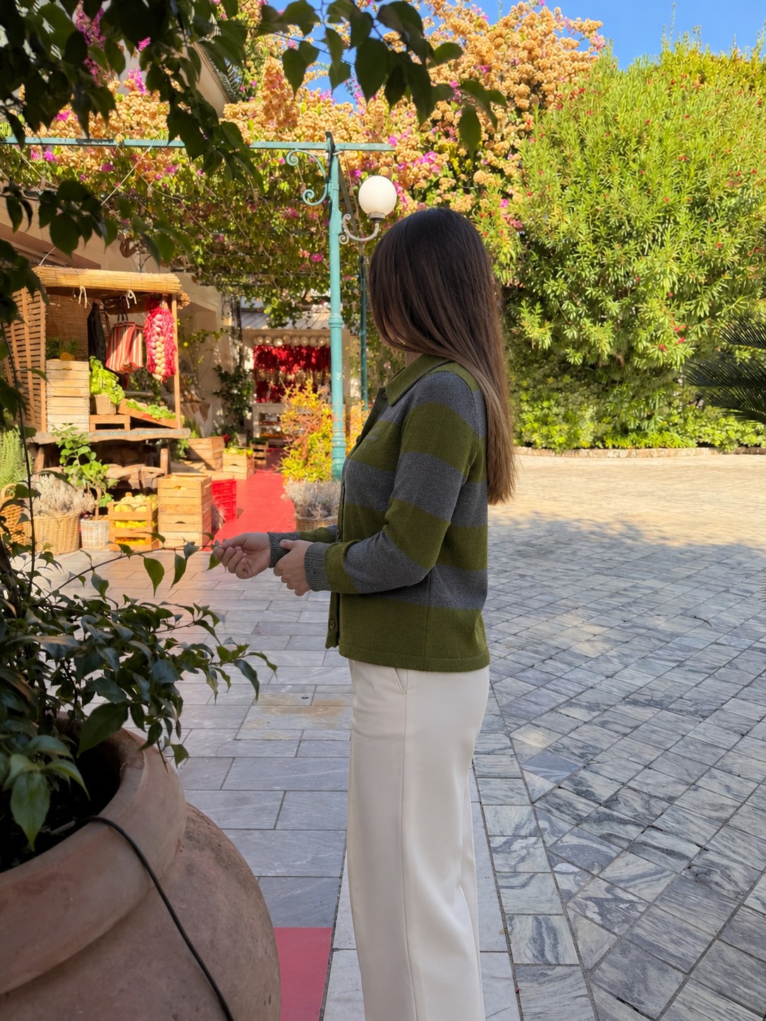 Cardigan Righe con colletto verde/grigio — foto ambientata