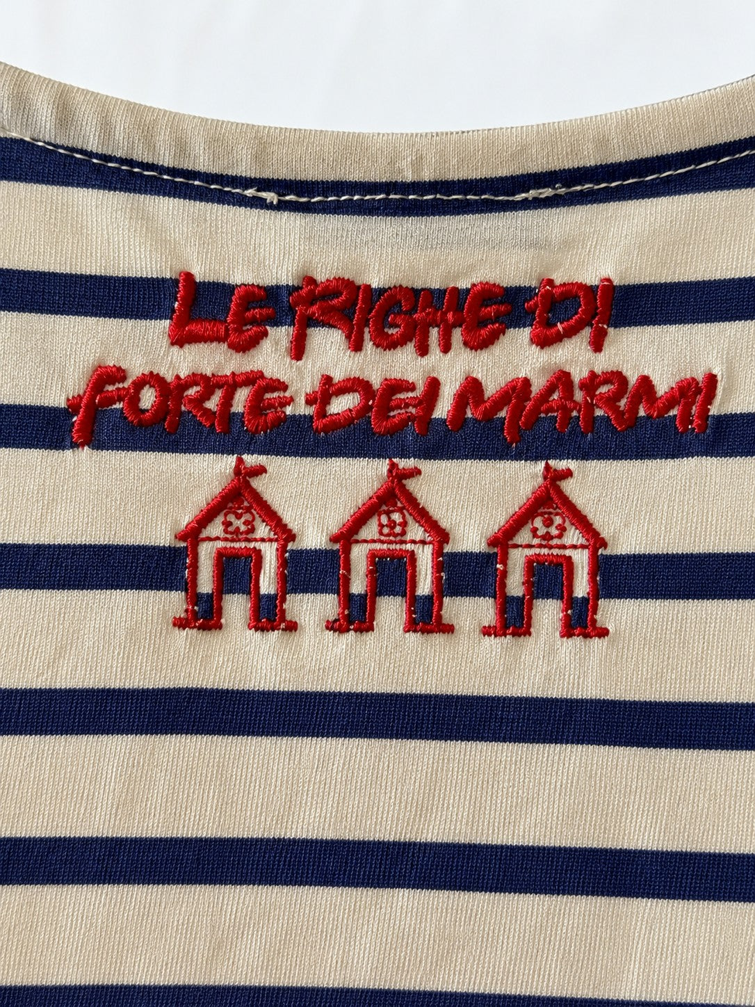 Maglia a righe con ricamo sul retro blu