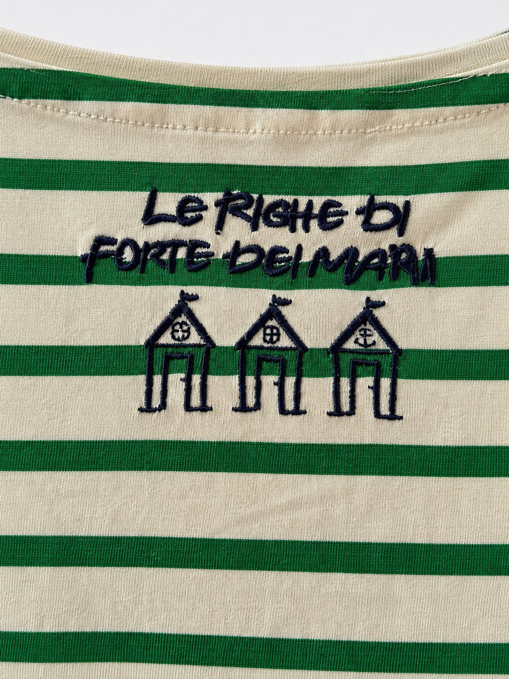 Maglia a righe con ricamo sul retro verde