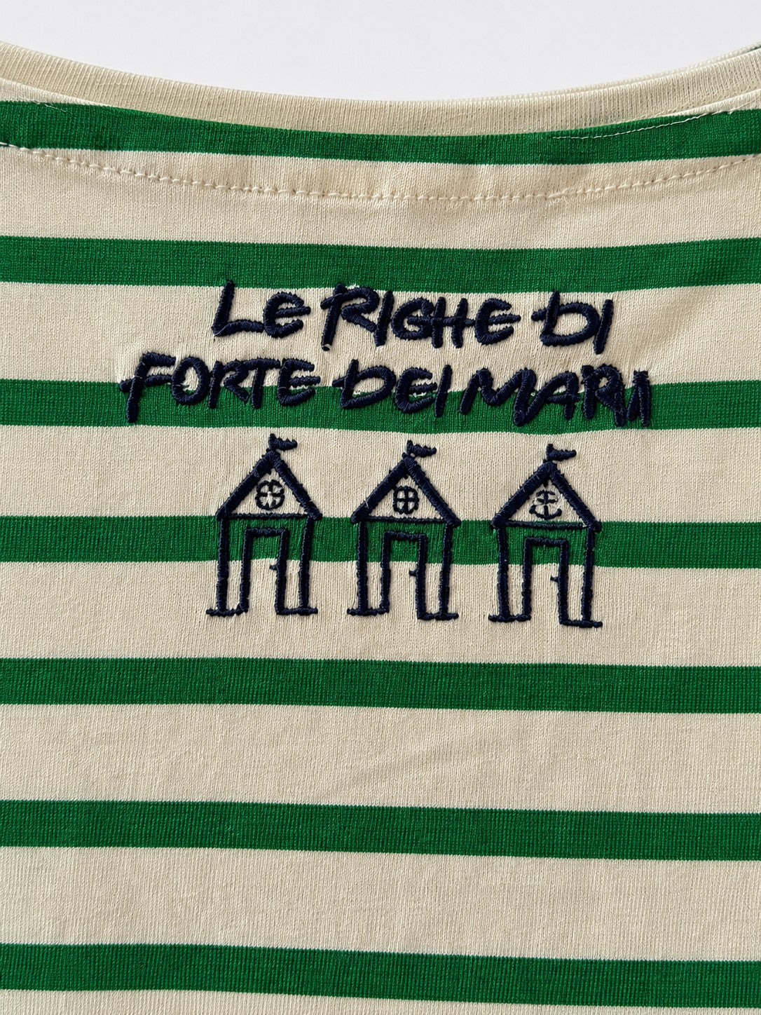 Maglia a righe con ricamo sul retro verde