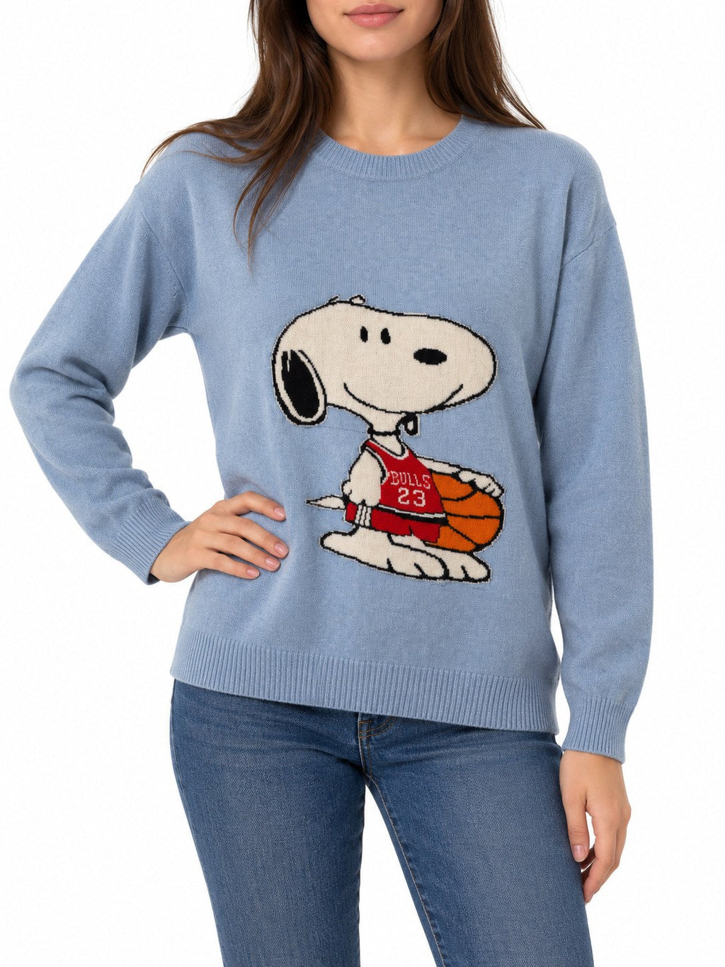 Maglione Snoopy Basket azzurro — indossato, davanti