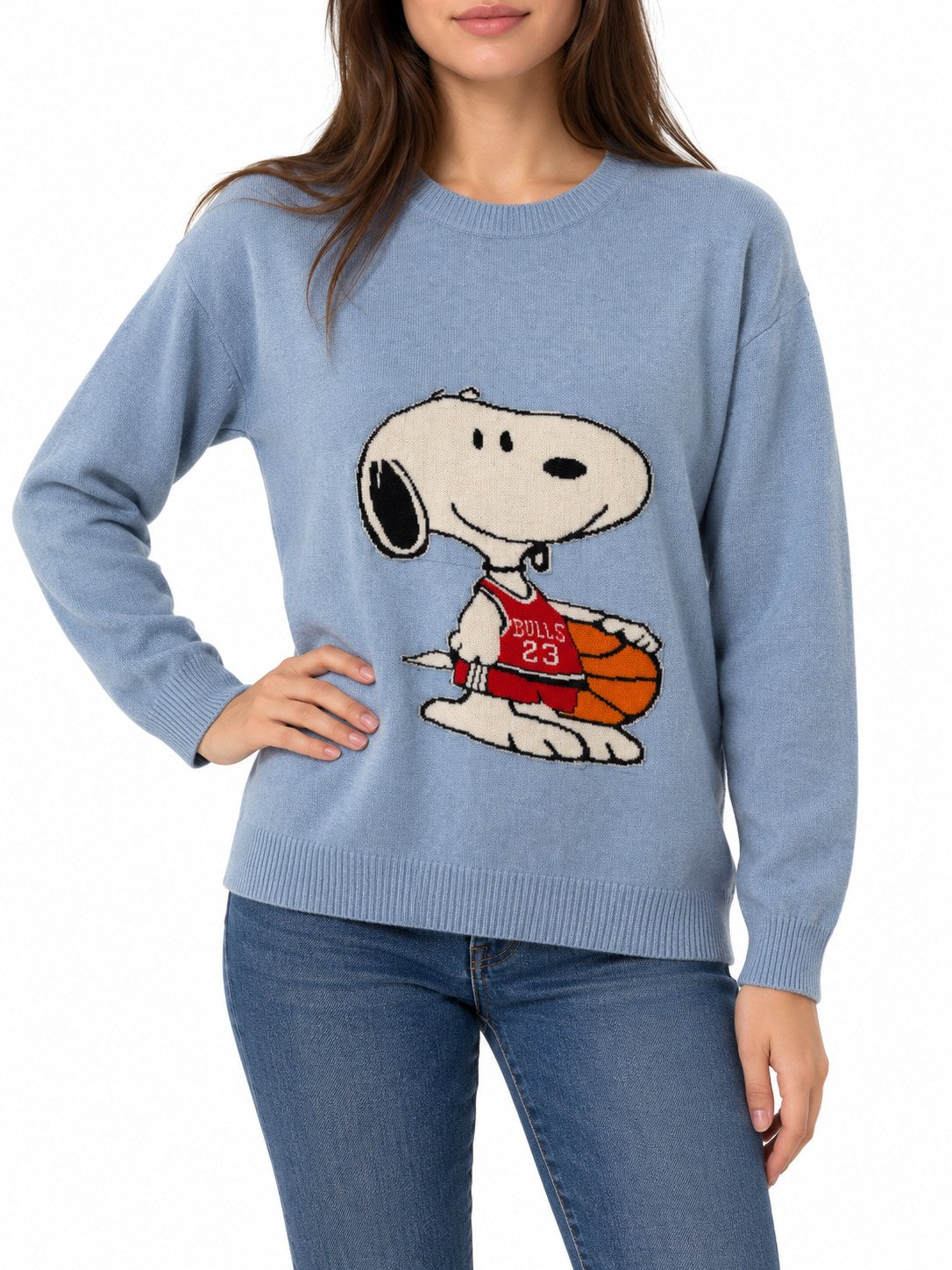 Maglione Snoopy Basket azzurro — indossato, davanti