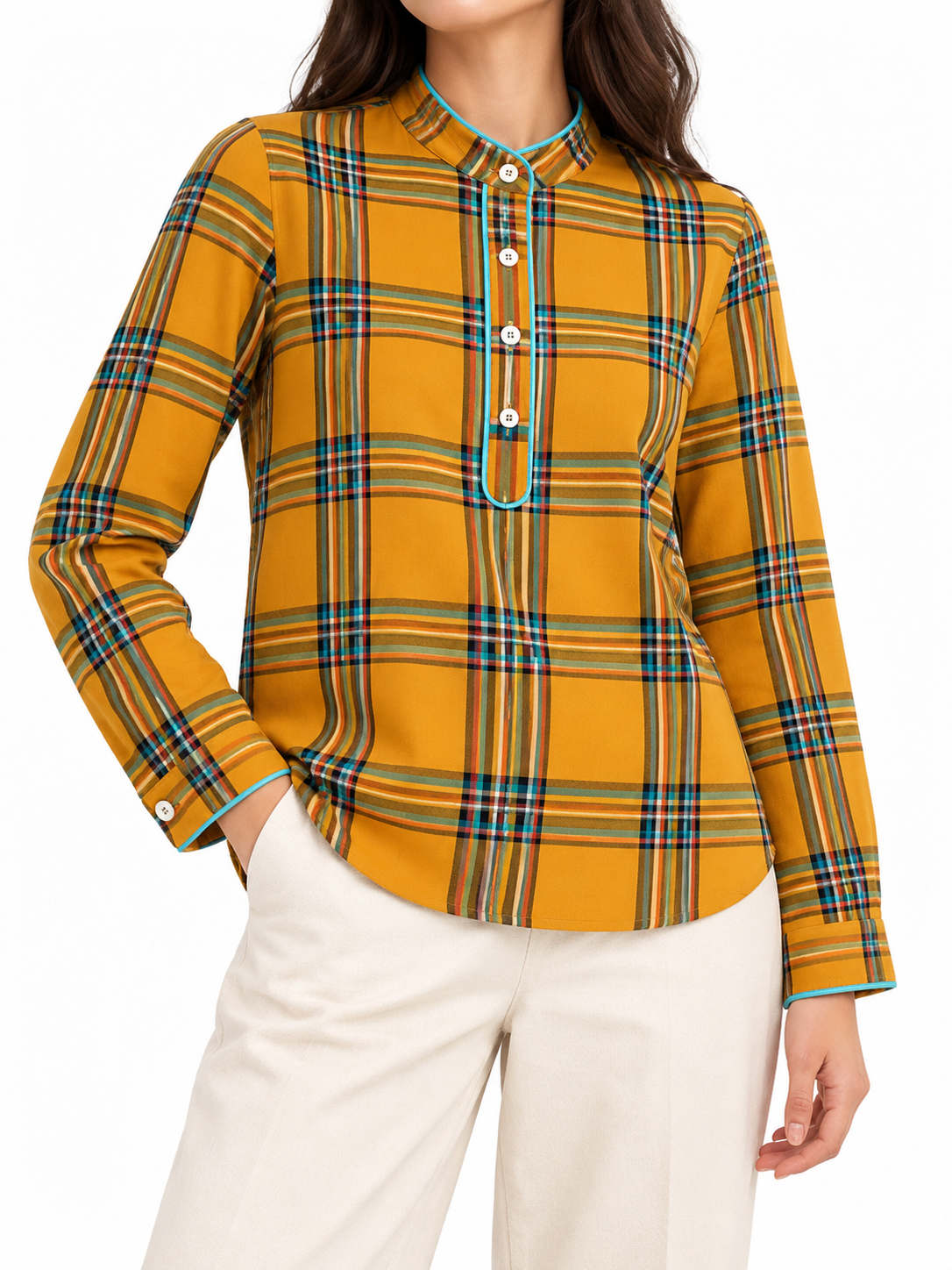 Blusa scozzese gialla indossata