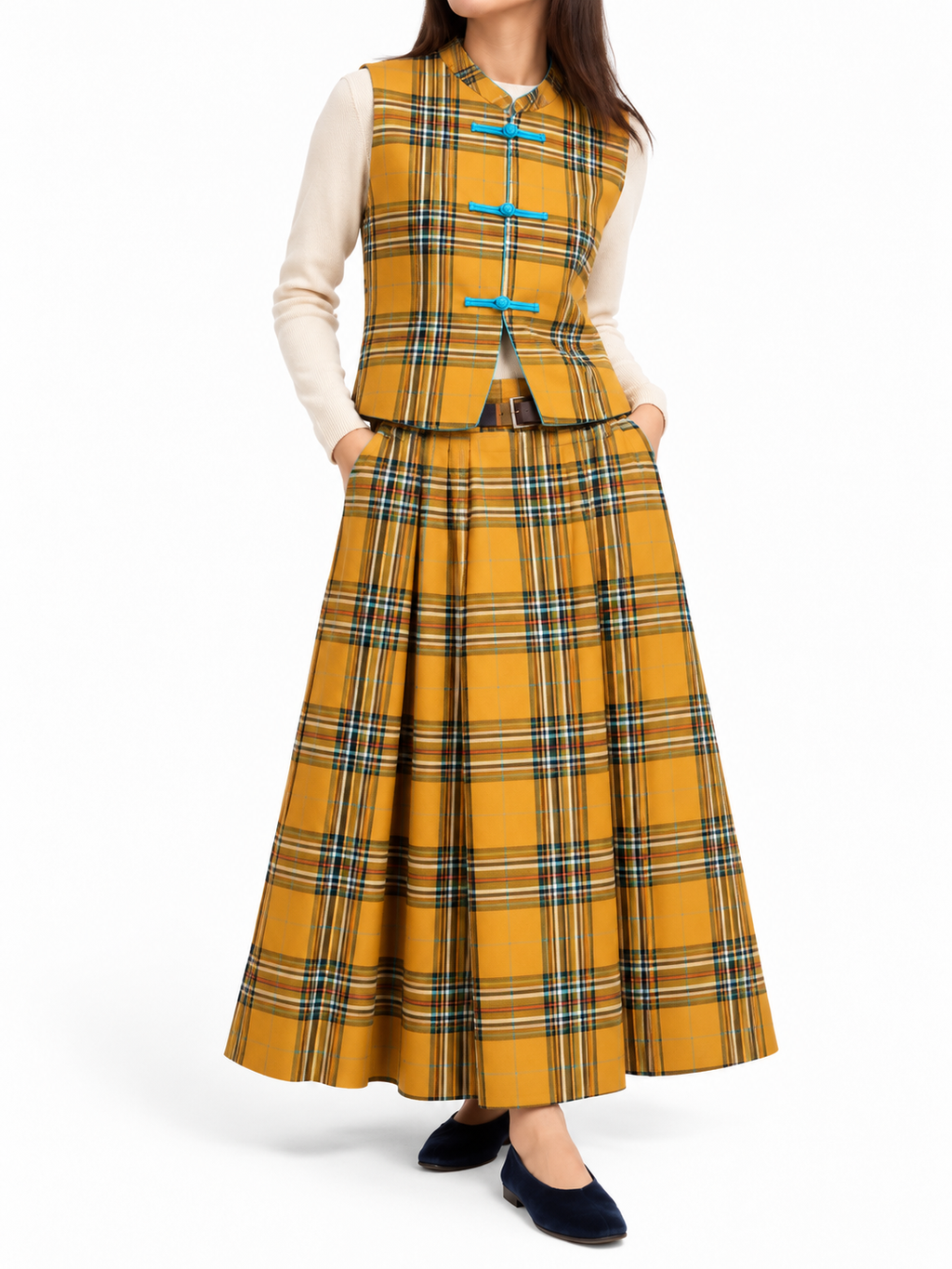Gilet scozzese giallo indossato con gonna abbinata